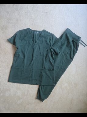 Mandala Scrub Set in Midnight Green - L Top, L Petite Pant